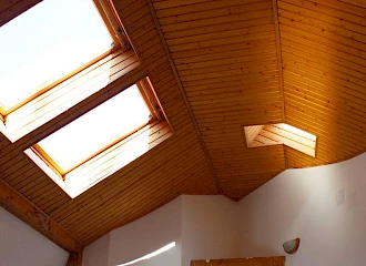 Óbudai hegyvidéki villa: a tetőtérben a sok fényt a tetősík ablakok biztosítják