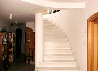 Óbudai hegyvidéki villa: az alsó szintről a nappaliba vezető lépcső