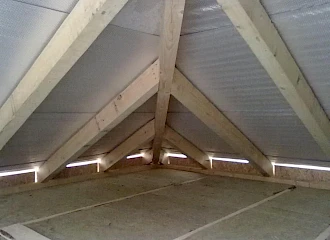 Faszerkezetes családi ház: a tetőszerkezet építése befejeződött