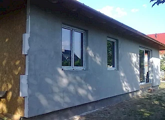Faszerkezetes családi ház: készülő a homlokzati hőszigetelés