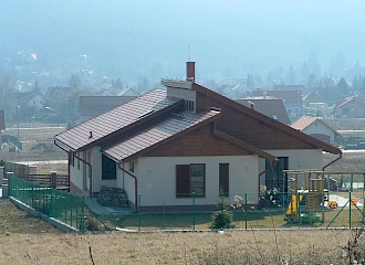 Félnyeregtetős családi ház: a kert felől a családi ház földszintes képét mutatja