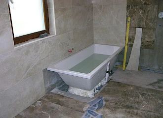Korszerű és családias lakóépület: a fürdőkád beépítése is gondos előkészületi munkákat kíván