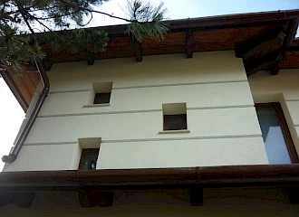 Korszerű és családias lakóépület: a lépcsőházi külső fal már a végső formáját mutatja