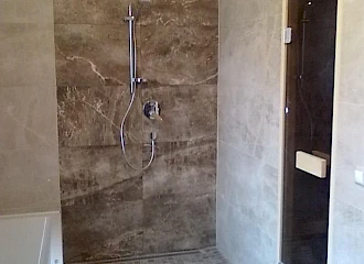 Korszerű és családias lakóépület: a mester fürdőszoba egy része: zuhanyzó, kád, szauna