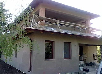 Korszerű és családias lakóépület: homlokzat színezés előtt