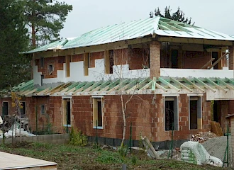 Korszerű és családias lakóépület: tetőszerkezet