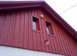 Hagyományőrző – családi ház: a tetőtéri faburkolat
