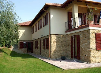 Lakóépület lejtős terepen: a kőburkolat nagyon jól tagolja a családi házat, építészeti szempontból betölti feladatát
